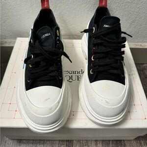 Men’s Alexander McQueens tread slick lace up